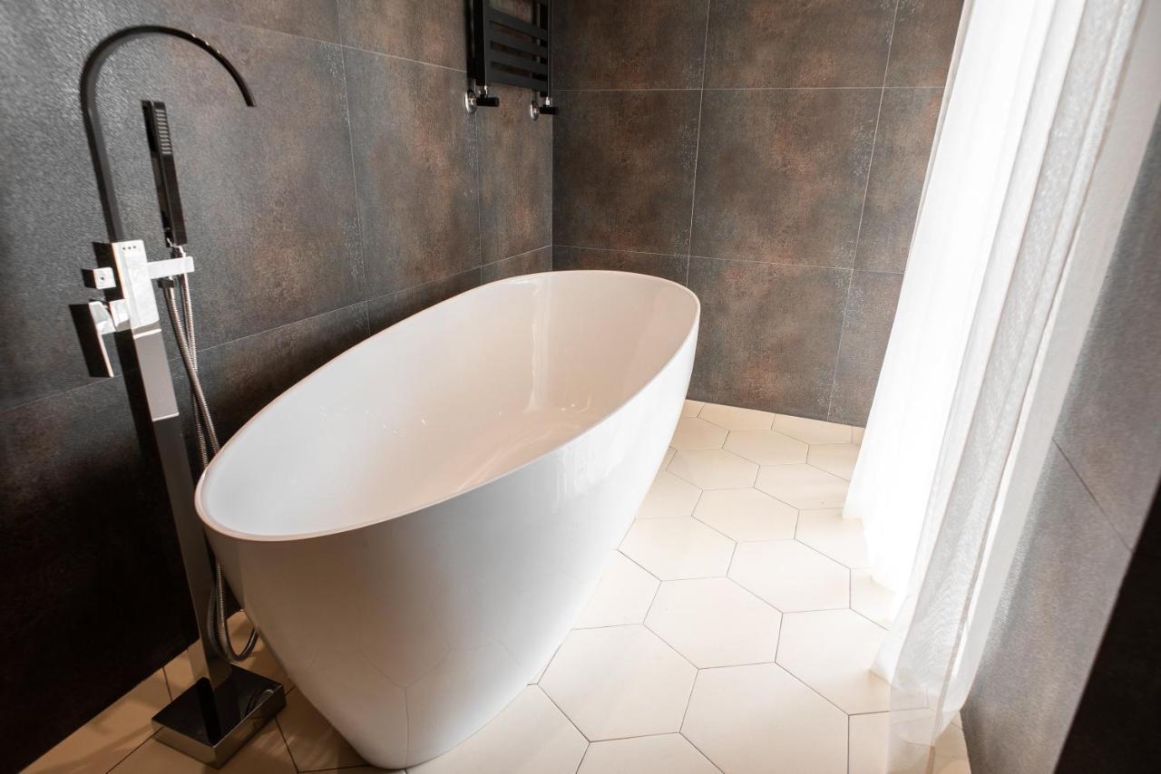 Mojo Boutique Hotel Луцк Экстерьер фото