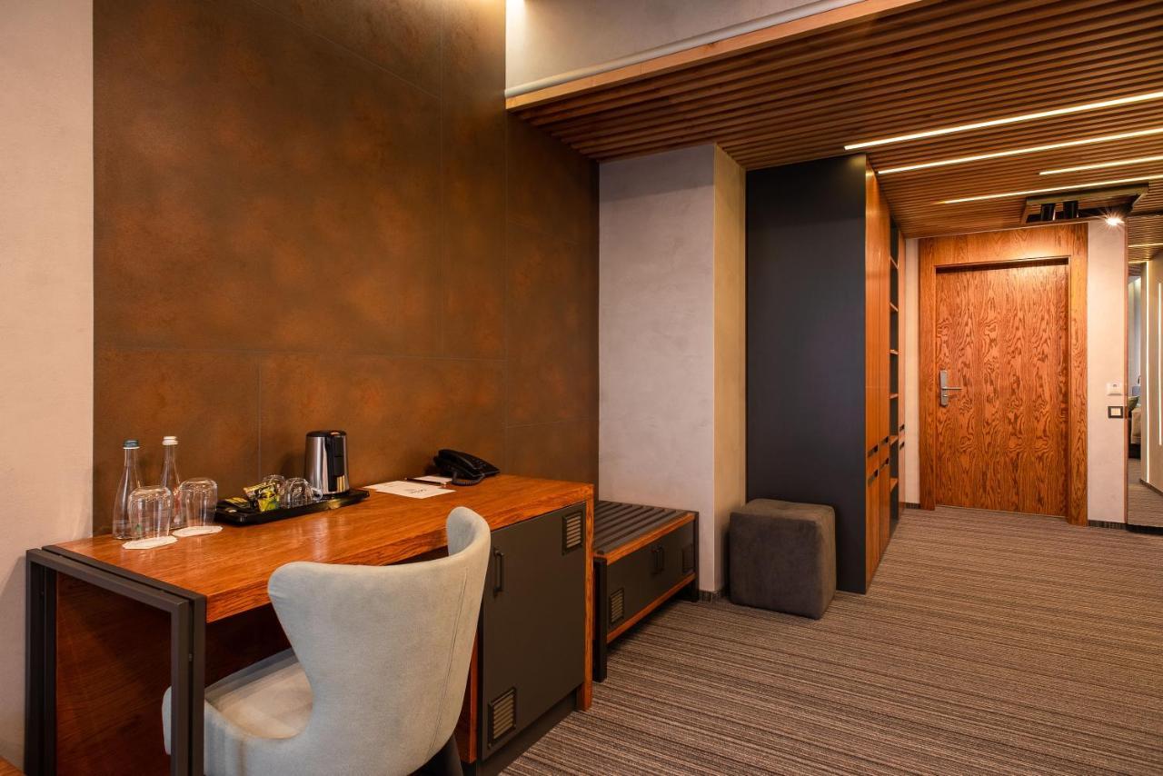 Mojo Boutique Hotel Луцк Экстерьер фото